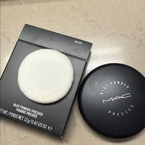 MAC Cosmetics Blot Powder Pressed - Medium Shade - Picture 4 of 5